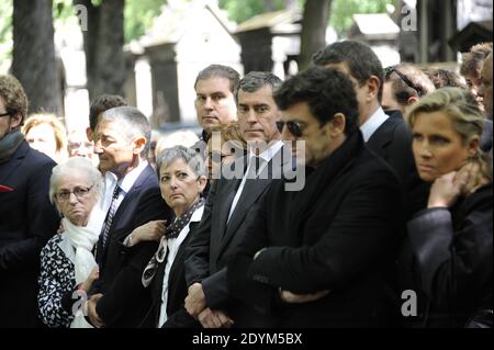 Jerome Cahuzac e Patrick Bruel assistono al servizio funerale di Guy Carcassonne al cimitero di Montmartre a Parigi, Francia, il 3 giugno 2013. Foto di Mousse-Wyters/ABACAPRESS.COM Foto Stock