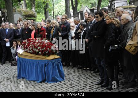Jean-Louis Debre, Claire Bretecher, Jerome Cahuzac e Patrick Bruel assistono al servizio funebre di Guy Carcassonne al cimitero di Montmartre a Parigi, Francia, il 3 giugno 2013. Foto di Mousse-Wyters/ABACAPRESS.COM Foto Stock