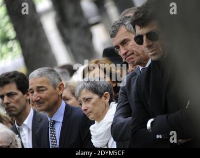 Jerome Cahuzac e Patrick Bruel assistono al servizio funerale di Guy Carcassonne al cimitero di Montmartre a Parigi, Francia, il 3 giugno 2013. Foto di Mousse-Wyters/ABACAPRESS.COM Foto Stock