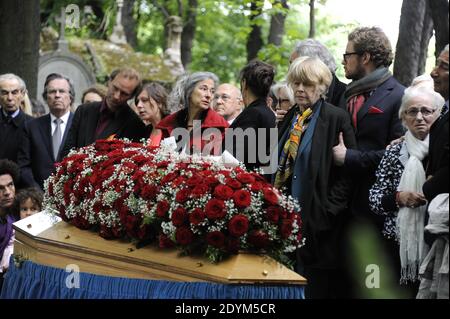 Claire Bretecher partecipa al servizio funebre di Guy Carcassonne al cimitero di Montmartre a Parigi, Francia, il 3 giugno 2013. Foto di Mousse-Wyters/ABACAPRESS.COM Foto Stock