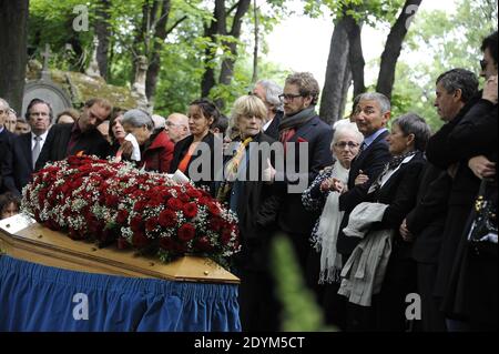 Claire Bretecher (C) partecipa al servizio funebre di Guy Carcassonne al cimitero di Montmartre a Parigi, Francia, il 3 giugno 2013. Foto di Mousse-Wyters/ABACAPRESS.COM Foto Stock