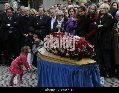 Claire Bretecher partecipa al servizio funebre di Guy Carcassonne al cimitero di Montmartre a Parigi, Francia, il 3 giugno 2013. Foto di Mousse-Wyters/ABACAPRESS.COM Foto Stock