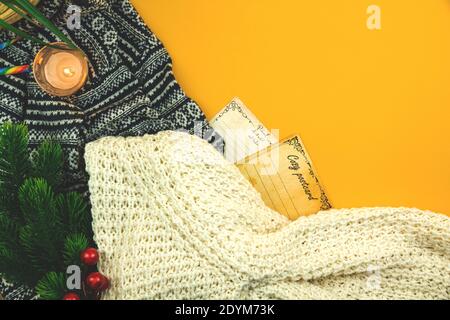 Biglietto d'auguri per le vacanze invernali, cartoline, comodo modello per poster, pullover in lana e maglia, candela, spazio per la copia Foto Stock