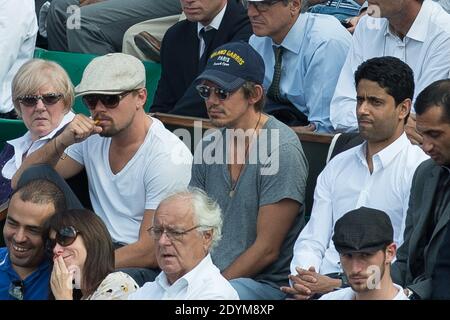 Leonardo DiCaprio fuma una sigaretta elettronica e il presidente del PSG Nasser al-Khelaïfi partecipando a un quarto di finale al French Tennis Open presso l'arena Roland-Garros di Parigi, Francia, il 5 giugno 2013. Foto di Christophe Guibbaud/ABACAPRESS.COM Foto Stock