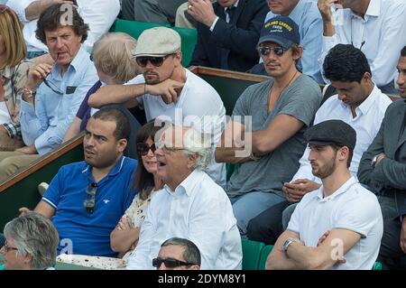 Leonardo DiCaprio fuma una sigaretta elettronica e il presidente del PSG Nasser al-Khelaïfi partecipando a un quarto di finale al French Tennis Open presso l'arena Roland-Garros di Parigi, Francia, il 5 giugno 2013. Foto di Christophe Guibbaud/ABACAPRESS.COM Foto Stock