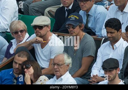 Leonardo DiCaprio fuma una sigaretta elettronica e il presidente del PSG Nasser al-Khelaïfi partecipando a un quarto di finale al French Tennis Open presso l'arena Roland-Garros di Parigi, Francia, il 5 giugno 2013. Foto di Christophe Guibbaud/ABACAPRESS.COM Foto Stock