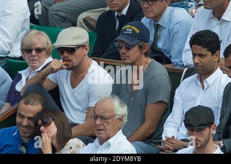 Leonardo DiCaprio fuma una sigaretta elettronica e il presidente del PSG Nasser al-Khelaïfi partecipando a un quarto di finale al French Tennis Open presso l'arena Roland-Garros di Parigi, Francia, il 5 giugno 2013. Foto di Christophe Guibbaud/ABACAPRESS.COM Foto Stock