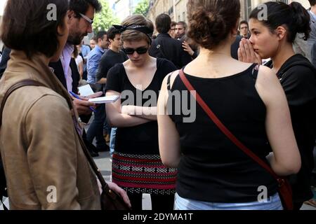 Gli studenti rendono un muto omaggio a Clemente Meric, fuori dall'edificio dell'Istituto di Studi politici di Parigi (Sciences po) a Parigi, Francia, il 6 giugno 2013. Meric, 18 anni, attivista di sinistra, è attualmente morto a cervello dopo essere stato battuto ieri da skinhead vicino alla stazione Gare Saint-Lazare. Foto di Stephane Lemouton/ABACAPRESS.COM Foto Stock