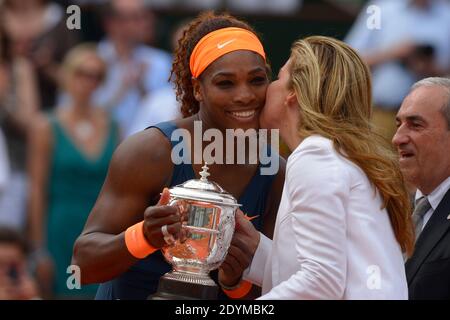 La statunitense Serena Williams viene consegnata al vincitore il trofeo dell'ex giocatore spagnolo Arantxa Sanchez dopo aver sconfitto la russa Maria Sharapova nella finale femminile dell'Open di tennis Francese 2013 allo stadio Roland-Garros di Parigi, in Francia, l'8 giugno 2013. Williams ha vinto 6-4, 6-4. Foto di Henri Szwarc/ABACAPRESS.COM Foto Stock