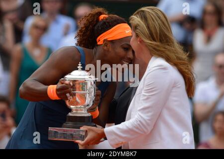 La statunitense Serena Williams viene consegnata al vincitore il trofeo dell'ex giocatore spagnolo Arantxa Sanchez dopo aver sconfitto la russa Maria Sharapova nella finale femminile dell'Open di tennis Francese 2013 allo stadio Roland-Garros di Parigi, in Francia, l'8 giugno 2013. Williams ha vinto 6-4, 6-4. Foto di Henri Szwarc/ABACAPRESS.COM Foto Stock