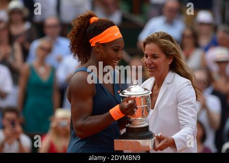 La statunitense Serena Williams viene consegnata al vincitore il trofeo dell'ex giocatore spagnolo Arantxa Sanchez dopo aver sconfitto la russa Maria Sharapova nella finale femminile dell'Open di tennis Francese 2013 allo stadio Roland-Garros di Parigi, in Francia, l'8 giugno 2013. Williams ha vinto 6-4, 6-4. Foto di Henri Szwarc/ABACAPRESS.COM Foto Stock