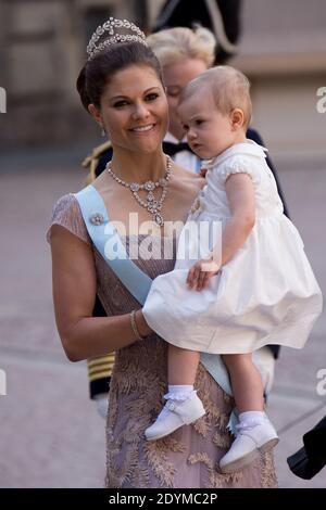 La Principessa Vittoria della Corona con la figlia Principessa Estelle partecipa al matrimonio della Principessa svedese Madeleine e di Chris o'Neill alla Cappella del Palazzo reale di Stoccolma, Svezia, 08 giugno 2013. Foto di Nicolas Gouhier/ABACAPRESS.COM Foto Stock