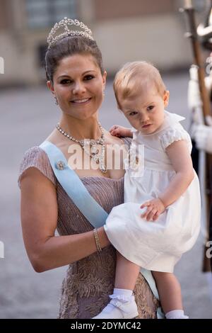 La Principessa Vittoria della Corona con la figlia Principessa Estelle partecipa al matrimonio della Principessa svedese Madeleine e di Chris o'Neill alla Cappella del Palazzo reale di Stoccolma, Svezia, 08 giugno 2013. Foto di Nicolas Gouhier/ABACAPRESS.COM Foto Stock