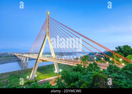 Kaohsiung, Taiwan, fornisce un veicolo autostradale che attraversa il ponte tra Kaohsiung e Pingtung 'Gaopingxi'. Il nome è: 'Slanted Bridge' di notte. Foto Stock