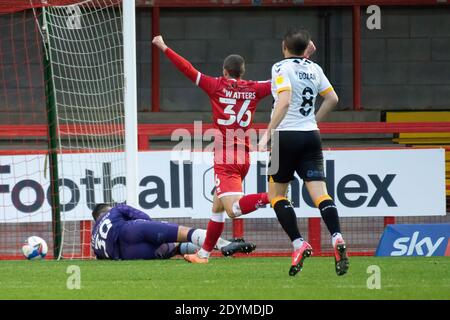 Crawley, Regno Unito. 26 Dicembre 2020. Max Watters of Crawley Town celebra dopo che Mickey Demetriou della contea di Newport (non in foto) segna un proprio obiettivo per Crawley di equalizzare a 1-1. EFL Skybet Football League Two match, Crawley Town contro Newport County al People's Pension Stadium di Crawley, West Sussex, Inghilterra, sabato 26 dicembre 2020. Questa immagine può essere utilizzata solo per scopi editoriali. Solo per uso editoriale, è richiesta una licenza per uso commerciale. Nessun uso in scommesse, giochi o un singolo club/campionato/giocatore publications.pic by Credit: Andrew Orchard sports photography/Alamy Live News Foto Stock