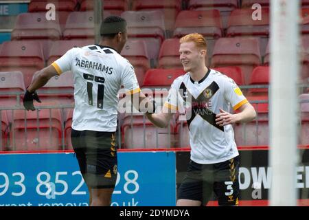 Crawley, Regno Unito. 26 Dicembre 2020. Ryan Haynes della contea di Newport (r) festeggia con il compagno di squadra Tristan Abrahams dopo aver ottenuto il primo goal delle sue squadre. EFL Skybet Football League Two match, Crawley Town contro Newport County al People's Pension Stadium di Crawley, West Sussex, Inghilterra, sabato 26 dicembre 2020. Questa immagine può essere utilizzata solo per scopi editoriali. Solo per uso editoriale, è richiesta una licenza per uso commerciale. Nessun uso in scommesse, giochi o un singolo club/campionato/giocatore publications.pic by Credit: Andrew Orchard sports photography/Alamy Live News Foto Stock