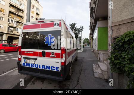 BELGARDE, SERBIA - 14 MAGGIO 2020: Ambulanza serba dai servizi hitna pomoc, un furgone, in attesa di un intervento di emergenza in una strada Foto Stock