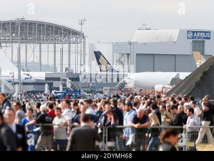 Atmosfera al volo inaugurale del nuovo Airbus A350 XWB all'aeroporto di Tolosa-Blagnac, Francia sud-occidentale, il 14 giugno 2013. L'A350 XWB è il primo di una famiglia di aerei passeggeri super efficienti Airbus progettato per andare testa a testa con il rivale Boeing 787 Dreamliner e 777. L'aereo altamente efficiente dal punto di vista del carburante, realizzato con la maggior parte dei materiali compositi, probabilmente significa un'apparizione al prossimo Paris Air Show che inizia lunedì prossimo all'aeroporto di le Bourget. Foto di Patrick Bernard/ABACAPRESS.COM Foto Stock