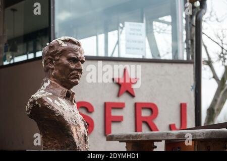 BELGRADO, SERBIA - 12 DICEMBRE 2020: Busto del maresciallo Josip broz Tito davanti ad una stella rossa SFRJ (Jugoslavia socialista). Tito era la socia comunista Foto Stock