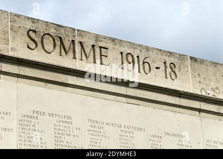 I nomi dei soldati uccisi nella Somme sono incisi sul memoriale nazionale australiano, vicino a Villers-Bretonneux. Foto Stock