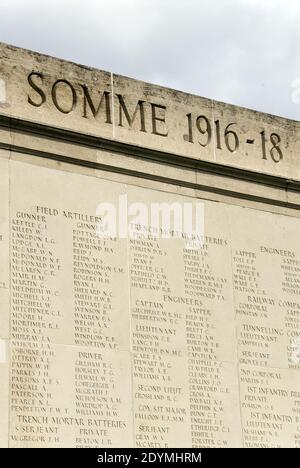 I nomi dei soldati uccisi nella Somme sono incisi sul memoriale nazionale australiano, vicino a Villers-Bretonneux. Foto Stock