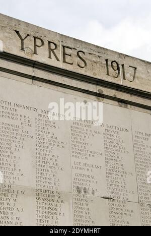 I nomi dei soldati uccisi a Ypres sono incisi sul memoriale nazionale australiano, vicino a Villers-Bretonneux. Foto Stock