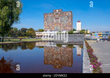 Biblioteca Centrale Biblioteca presso l'Università Nazionale Autonoma del Messico UNAM a Città del Messico CDMX, Messico. Il campus della UNAM Ciudad Universitaria University University Foto Stock