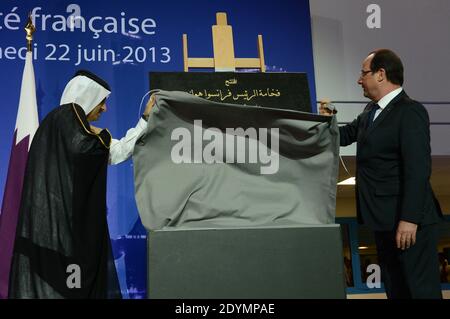 L-R : il procuratore generale del Qatar Ali Bin Fetais al Marri e il presidente francese Francois Hollande inaugurano la nuova scuola superiore di al Aab 'Voltaire', il primo giorno della visita del presidente francese in Qatar il 22 giugno 2013. Foto di Ammar Abd Rabbo/ABACAPRESS.COM Foto Stock