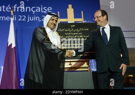 L-R : il procuratore generale del Qatar Ali Bin Fetais al Marri e il presidente francese Francois Hollande inaugurano la nuova scuola superiore di al Aab 'Voltaire', il primo giorno della visita del presidente francese in Qatar il 22 giugno 2013. Foto di Ammar Abd Rabbo/ABACAPRESS.COM Foto Stock