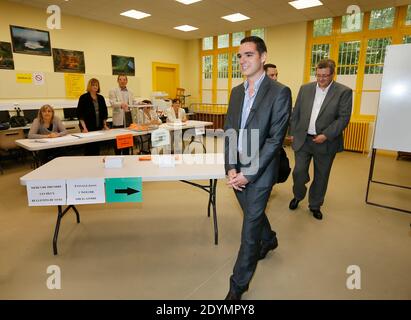 Il candidato FN (Front National), Etienne Bousquet-Cassagne arriva nella città di Villeneuve-sur-Lot , Francia sud-occidentale il 23 giugno 2013, per il secondo turno di elezioni per l'assemblea nazionale in seguito alle dimissioni dell'ex ministro del bilancio Jerome Cahuzac. Foto di Patrick Bernard/ABACAPRESS.COM - Foto Stock