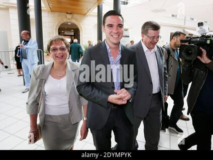 Il candidato FN (Front National), Etienne Bousquet-Cassagne arriva nella città di Villeneuve-sur-Lot , Francia sud-occidentale il 23 giugno 2013, per il secondo turno di elezioni per l'assemblea nazionale in seguito alle dimissioni dell'ex ministro del bilancio Jerome Cahuzac. Foto di Patrick Bernard/ABACAPRESS.COM - Foto Stock