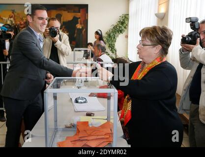 Il candidato FN (Front National), Etienne Bousquet-Cassagne arriva nella città di Villeneuve-sur-Lot , Francia sud-occidentale il 23 giugno 2013, per il secondo turno di elezioni per l'assemblea nazionale in seguito alle dimissioni dell'ex ministro del bilancio Jerome Cahuzac. Foto di Patrick Bernard/ABACAPRESS.COM - Foto Stock
