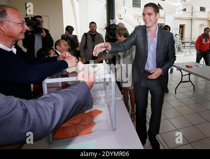 Il candidato FN (Front National), Etienne Bousquet-Cassagne arriva nella città di Villeneuve-sur-Lot , Francia sud-occidentale il 23 giugno 2013, per il secondo turno di elezioni per l'assemblea nazionale in seguito alle dimissioni dell'ex ministro del bilancio Jerome Cahuzac. Foto di Patrick Bernard/ABACAPRESS.COM - Foto Stock