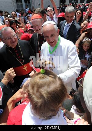 Papa Francesco accoglie i bambini che arrivano alla stazione dei treni della Città del Vaticano il 23 giugno 2013. Duecentocinquanta bambini con 'problemi psicosociali' viaggiati a bordo del 'treno per bambini' da Milano, attraverso Bologna e Firenze. Il progetto 'treno per bambini: Un viaggio attraverso la bellezza' è un viaggio fatto da 250 bambini di varie nazionalità con i loro insegnanti, familiari, E volontari, in un treno messo a disposizione proprio per loro dal sistema ferroviario italiano, partendo da Milano prima di arrivare alla stazione Vaticana dove sono stati ricevuti da Papa Francesco Foto Stock