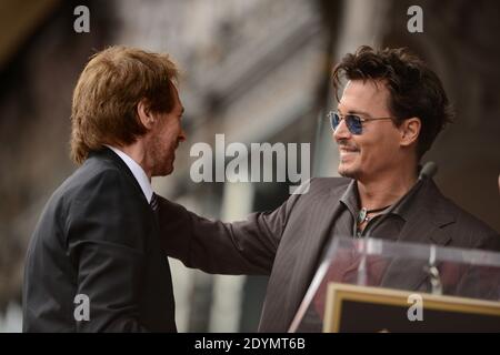 Johnny Depp parla durante la cerimonia in onore di Jerry Bruckheimer con una stella sulla Hollywood Walk of Fame a Los Angeles, CA, USA, il 24 giugno 2013. Foto di Lionel Hahn/ABACAPRESS.COM Foto Stock