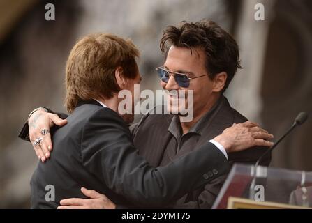 Johnny Depp parla durante la cerimonia in onore di Jerry Bruckheimer con una stella sulla Hollywood Walk of Fame a Los Angeles, CA, USA, il 24 giugno 2013. Foto di Lionel Hahn/ABACAPRESS.COM Foto Stock