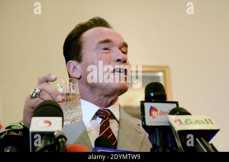 Ex Governatore della California e Presidente fondatore dell'iniziativa R20 - regioni dell'azione climatica, Arnold Schwarzenegger interviene durante una conferenza stampa con il Ministro algerino della Pianificazione e dell'ambiente, Amara Benyoes (non nella foto) ad Algeri, Algeria, il 25 giugno 2013. Foto di Billal Bensalem/ABACAPRESS.COM Foto Stock