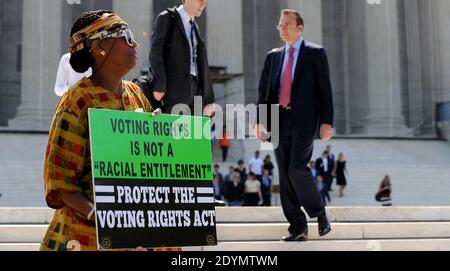 I sostenitori NAACP si levano fuori dalla Corte Suprema a seguito della decisione della Corte di invalidare una parte fondamentale del Voting Rights Act del 1965, a Washington, DC, USA, martedì 25 giugno 2013. Foto di Olivier Douliery/ABACAPRESS.COM Foto Stock