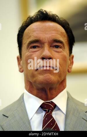 Ex Governatore della California e Presidente fondatore dell'iniziativa R20 - regioni dell'azione climatica, Arnold Schwarzenegger interviene durante una conferenza stampa con il Ministro algerino della Pianificazione e dell'ambiente, Amara Benyoes (non nella foto) ad Algeri, Algeria, il 25 giugno 2013. Foto di Ammie Louiza/ABACAPRESS.COM Foto Stock