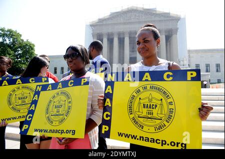 I sostenitori NAACP si levano fuori dalla Corte Suprema a seguito della decisione della Corte di invalidare una parte fondamentale del Voting Rights Act del 1965, a Washington, DC, USA, martedì 25 giugno 2013. Foto di Olivier Douliery/ABACAPRESS.COM Foto Stock