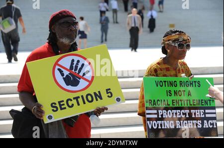 I sostenitori NAACP si levano fuori dalla Corte Suprema a seguito della decisione della Corte di invalidare una parte fondamentale del Voting Rights Act del 1965, a Washington, DC, USA, martedì 25 giugno 2013. Foto di Olivier Douliery/ABACAPRESS.COM Foto Stock