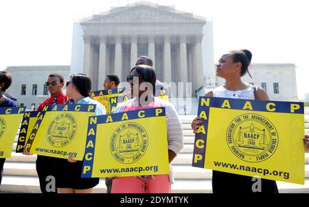 I sostenitori NAACP si levano fuori dalla Corte Suprema a seguito della decisione della Corte di invalidare una parte fondamentale del Voting Rights Act del 1965, a Washington, DC, USA, martedì 25 giugno 2013. Foto di Olivier Douliery/ABACAPRESS.COM Foto Stock