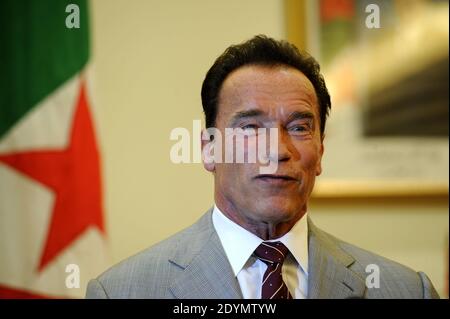 Ex Governatore della California e Presidente fondatore dell'iniziativa R20 - regioni dell'azione climatica, Arnold Schwarzenegger interviene durante una conferenza stampa con il Ministro algerino della Pianificazione e dell'ambiente, Amara Benyoes (non nella foto) ad Algeri, Algeria, il 25 giugno 2013. Foto di Ammie Louiza/ABACAPRESS.COM Foto Stock