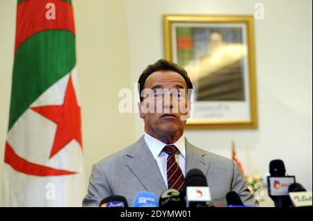Ex Governatore della California e Presidente fondatore dell'iniziativa R20 - regioni dell'azione climatica, Arnold Schwarzenegger interviene durante una conferenza stampa con il Ministro algerino della Pianificazione e dell'ambiente, Amara Benyoes (non nella foto) ad Algeri, Algeria, il 25 giugno 2013. Foto di Ammie Louiza/ABACAPRESS.COM Foto Stock