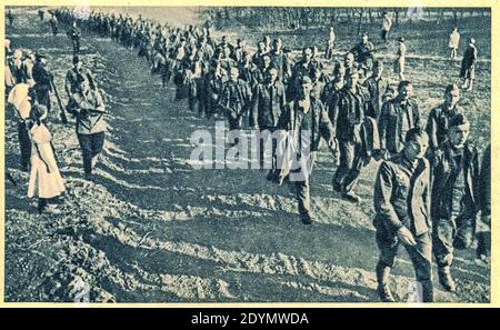 UNIONE SOVIETICA - 1944: I prigionieri di guerra tedeschi vanno da qualche parte nella Russia interna.Archivio foto in bianco e nero. Foto Stock