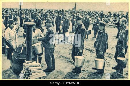 EUROPA DELL'EST - 1944: Soldati tedeschi nel campo POW. Nella foto i soldati tedeschi sono in fila per il cibo, parte di zuppa. Archivia foto in bianco e nero. Foto Stock