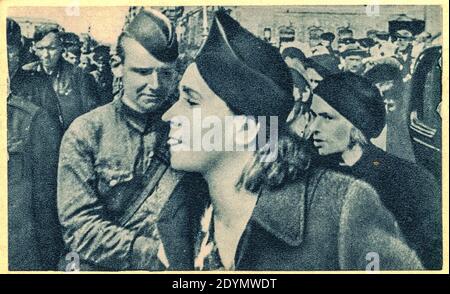 LENINGRAD, UNIONE SOVIETICA - 1944: Il disprezzo per i prigionieri di guerra tedeschi. Nella foto è il soldato russo che guida i prigionieri di guerra tedeschi. Archivia B&W. Foto Stock