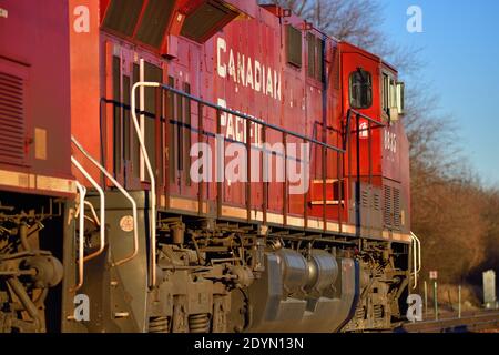 Bartlett, Illinois, Stati Uniti. Una locomotiva Canadian Pacific Railway di fronte a quattro unità che guidano un treno merci CP in direzione est attraverso Bartlett, Foto Stock