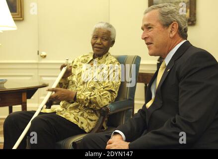 Il presidente degli Stati Uniti George W. Bush (R) incontra l'ex presidente del Sudafrica, Nelson Mandela, nell'Ufficio ovale della Casa Bianca a Washington, DC, USA, 17 maggio 2005. Mandela è in visita ufficiale negli Stati Uniti, in cerca di sostegno per il Nelson Mandela Legacy Trust, che supporta le associazioni di beneficenza africane. Foto di Mannie Garcia/CNP/ABACAPRESS.COM Foto Stock