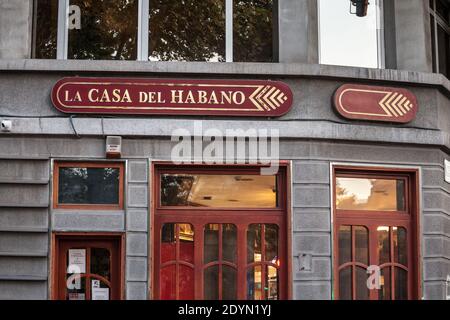 BELGRADO, SERBIA - 10 OTTOBRE 2020: Logo la casa del Habano sul loro negozio locale a Belgrado. Parte di Habanos SA, LCDH è un gruppo cubano di franchising Foto Stock